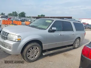 2013 Lincoln Navigator z VIN 5LMJJ3H59DEL09289, wystawiony jako IAAI lot #42380340 z przebiegiem 238 384 mil mil oraz . Historia ofert i sprzedaży dostępna na DreamBid. Obrazek 14.
