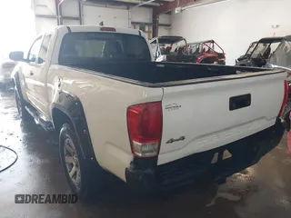 2016 Toyota Tacoma SR z VIN 5TFSX5ENXGX042148, wystawiony jako IAAI lot #41592688 z przebiegiem 126 528 mil mil oraz . Historia ofert i sprzedaży dostępna na DreamBid. Obrazek 3.