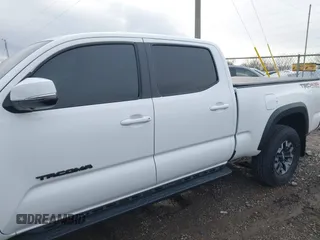 2023 Toyota Tacoma SR5 z VIN 3TMDZ5BN2PM144461, wystawiony jako IAAI lot #41565934 z przebiegiem 75 547 mil mil oraz . Historia ofert i sprzedaży dostępna na DreamBid. Obrazek 14.