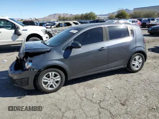2012 Chevrolet Sonic LS z VIN 1G1JA6SHXC4171044, wystawiony jako Copart lot #45956415 z przebiegiem 133 324 mil mil oraz Szkoda całkowita • Salvage title. Historia ofert i sprzedaży dostępna na DreamBid. Obrazek 1.