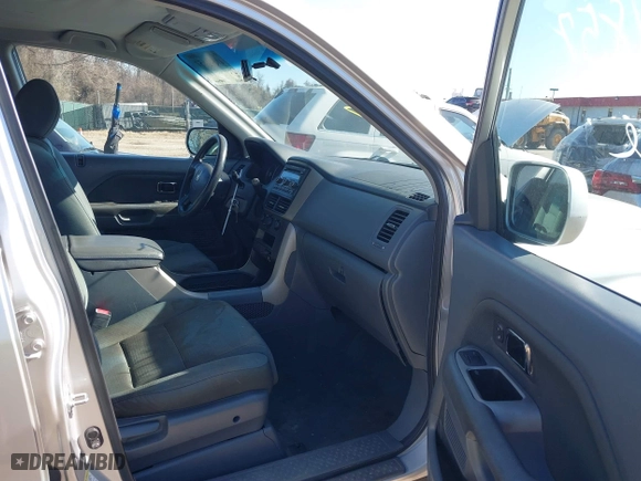 2008 Honda Pilot VP with VIN 5FNYF28208B011970, listed as a IAAI auction lot 41841857 with 174,513 mi miles. Bid and sale history available at carsss.com. Image 5.