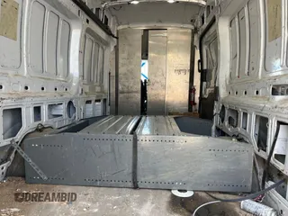 2020 Ford Transit Cargo z VIN 1FTBW3X87LKB80879, wystawiony jako IAAI lot #42546000 z przebiegiem 104 720 mil mil oraz . Historia ofert i sprzedaży dostępna na DreamBid. Obrazek 1.