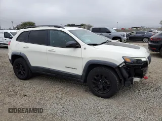 2019 Jeep Cherokee Trailhawk z VIN 1C4PJMBX0KD127324, wystawiony jako Copart lot #50821445 z przebiegiem 88 604 mil mil oraz Szkoda całkowita • Salvage title. Historia ofert i sprzedaży dostępna na DreamBid. Obrazek 4.
