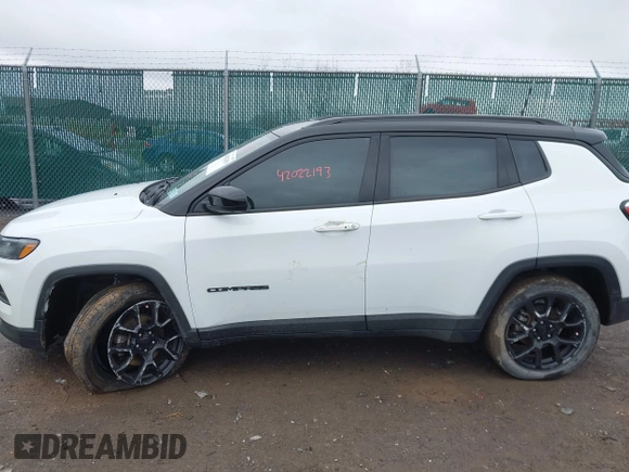 2022 Jeep Compass Latitude with VIN 3C4NJDBB7NT176532, listed as a IAAI auction lot 42022193 with 34,720 mi miles and . Bid and sale history available at carsss.com. Image 14.