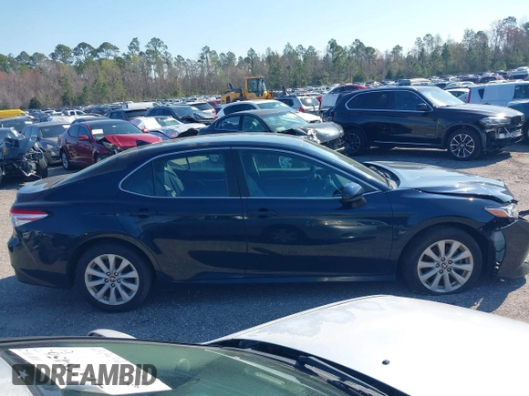 2020 Toyota Camry LE with VIN 4T1C11AK9LU985116, listed as a IAAI auction lot 40798999 with 53,390 mi miles. Bid and sale history available at carsss.com. Image 13.