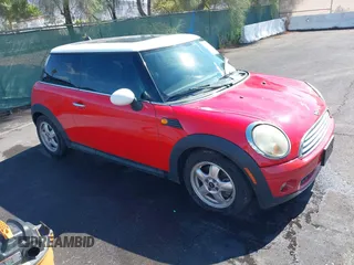 2009 MINI Hardtop z VIN WMWMF33529TW79643, wystawiony jako IAAI lot #42193593 z przebiegiem 129 321 mil mil oraz . Historia ofert i sprzedaży dostępna na DreamBid. Obrazek 1.