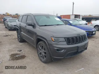 2021 Jeep Grand Cherokee 80th Anniversary z VIN 1C4RJFBGXMC621817, wystawiony jako IAAI lot #41519733 z przebiegiem 60 552 mil mil oraz . Historia ofert i sprzedaży dostępna na DreamBid. Obrazek 1.