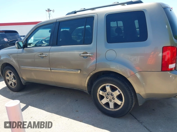 2011 Honda Pilot Touring with VIN 5FNYF4H94BB021952, listed as a IAAI auction lot 41985940 with 170,043 mi miles. Bid and sale history available at carsss.com. Image 13.