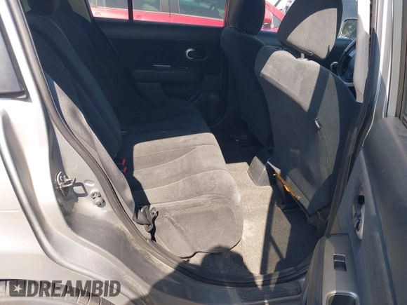 2011 Nissan Versa S z VIN 3N1BC1CP8BL402386, wystawiony jako IAAI lot #42389550 z przebiegiem 159 600 mil mil oraz . Historia ofert i sprzedaży dostępna na DreamBid. Obrazek 8.