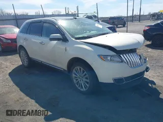 2013 Lincoln MKX with VIN 2LMDJ8JK2DBL19143, listed as a IAAI auction lot 41824677 with 172,336 mi miles. Bid and sale history available at carsss.com. Image 1.