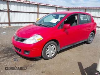 2012 Nissan Versa S z VIN 3N1BC1CP4CL379948, wystawiony jako IAAI lot #42391153 z przebiegiem 231 184 mil mil oraz . Historia ofert i sprzedaży dostępna na DreamBid. Obrazek 2.