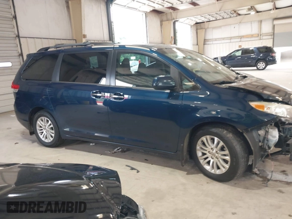 2011 Toyota Sienna XLE AAS z VIN 5TDYK3DC1BS130064, wystawiony jako IAAI lot #42600155 z przebiegiem 139 078 mil mil oraz . Historia ofert i sprzedaży dostępna na DreamBid. Obrazek 13.