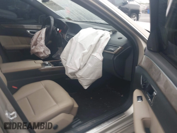 2010 Mercedes-Benz E 350 Luxury z VIN WDDHF8HBXAA082309, wystawiony jako IAAI lot #42333173 z przebiegiem 82 373 mil mil oraz . Historia ofert i sprzedaży dostępna na DreamBid. Obrazek 5.