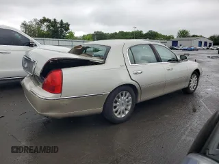 2006 Lincoln Town Car Signature z VIN 1LNHM81WX6Y645415, wystawiony jako Copart lot #57939425 z przebiegiem 91 829 mil mil oraz Szkoda całkowita • Salvage title. Historia ofert i sprzedaży dostępna na DreamBid. Obrazek 3.