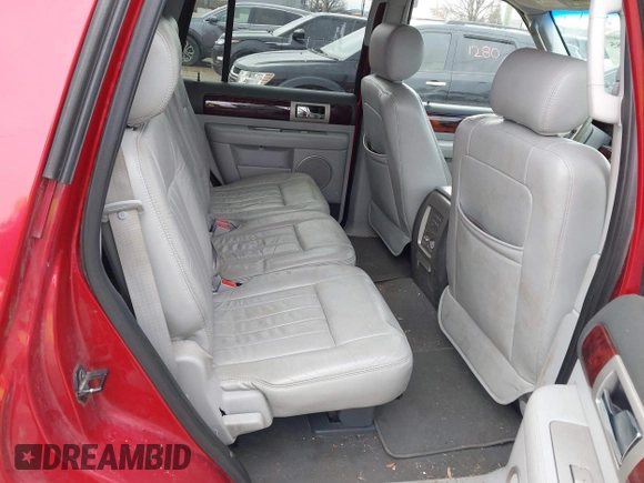 2006 Lincoln Navigator Luxury with VIN 5LMFU28596LJ09096, listed as a IAAI auction lot 41817585 with 179,399 mi miles. Bid and sale history available at carsss.com. Image 8.