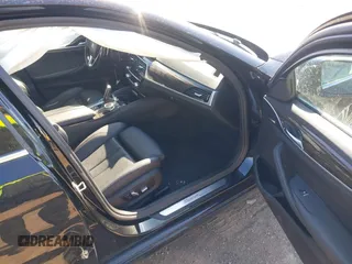 2019 BMW 5 Series 530i xDrive z VIN WBAJA7C57KWW27356, wystawiony jako IAAI lot #41711504 z przebiegiem 183 294 mil mil oraz . Historia ofert i sprzedaży dostępna na DreamBid. Obrazek 5.