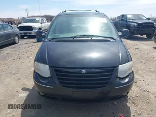 2005 Chrysler Town & Country Limited with VIN 2C8GP64L35R355967, listed as a IAAI auction lot 42106189 with 287,568 mi miles. Bid and sale history available at carsss.com. Image 12.