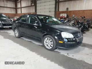 2010 Volkswagen Jetta Limited Edition z VIN 3VWAZ7AJ4AM114279, wystawiony jako IAAI lot #42474290 z przebiegiem 170 585 mil mil oraz . Historia ofert i sprzedaży dostępna na DreamBid. Obrazek 1.