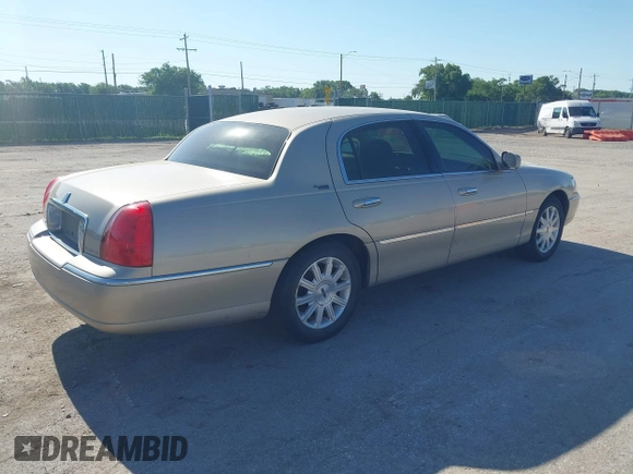2006 Lincoln Town Car Signature Limited z VIN 1LNHM82V26Y628467, wystawiony jako IAAI lot #42221605 z przebiegiem 249 382 mil mil oraz . Historia ofert i sprzedaży dostępna na DreamBid. Obrazek 4.