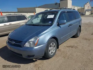 2008 Kia Sedona LX with VIN KNDMB233686245973, listed as a IAAI auction lot 41813489 with 220,249 mi miles. Bid and sale history available at carsss.com. Image 2.