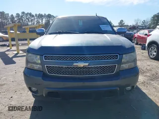 2008 Chevrolet Suburban LTZ z VIN 1GNFC160X8R173120, wystawiony jako IAAI lot #41422800 z przebiegiem 240 167 mil mil oraz . Historia ofert i sprzedaży dostępna na DreamBid. Obrazek 12.