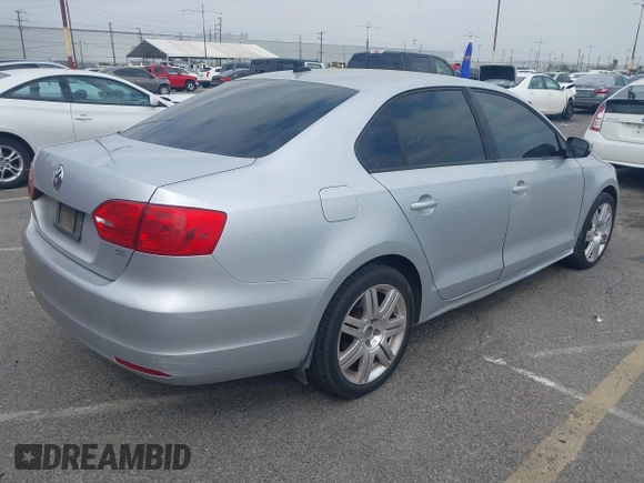 2014 Volkswagen Jetta SE z VIN 3VWD17AJ2EM226153, wystawiony jako IAAI lot #41907079 z przebiegiem 172 595 mil mil oraz . Historia ofert i sprzedaży dostępna na DreamBid. Obrazek 4.