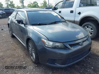 2011 Scion tC z VIN JTKJF5C74B3008878, wystawiony jako IAAI lot #42435425 z przebiegiem 152 737 mil mil oraz . Historia ofert i sprzedaży dostępna na DreamBid. Obrazek 1.