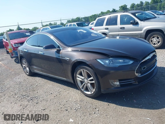 2013 Tesla Model S z VIN 5YJSA1DN6DFP03367, wystawiony jako IAAI lot #42565978 z przebiegiem 105 945 mil mil oraz . Historia ofert i sprzedaży dostępna na DreamBid. Obrazek 1.