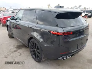 2025 Land Rover Range Rover Sport z VIN SAL1L9E45SA423111, wystawiony jako IAAI lot #42090141 z przebiegiem 4 668 mil mil oraz . Historia ofert i sprzedaży dostępna na DreamBid. Obrazek 3.