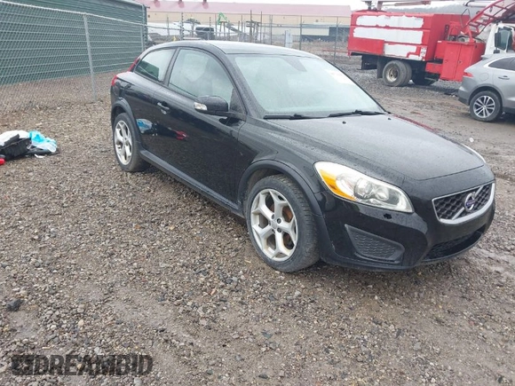 2013 Volvo C30 T5 z VIN YV1672MK8D2305313, wystawiony jako IAAI lot #41715681 z przebiegiem 191 887 mil mil oraz . Historia ofert i sprzedaży dostępna na DreamBid. Obrazek 1.
