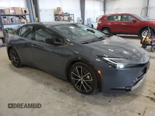 2023 Toyota Prius LE z VIN JTDADABU5P3002057, wystawiony jako Copart lot #47227675 z przebiegiem Nie podano mil oraz Szkoda całkowita • Salvage title. Historia ofert i sprzedaży dostępna na DreamBid. Obrazek 4.