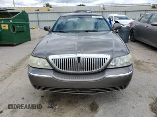 2003 Lincoln Town Car Executive z VIN 1LNHM81W53Y621146, wystawiony jako Copart lot #57822605 z przebiegiem 234 384 mil mil oraz Szkoda całkowita • Salvage title. Historia ofert i sprzedaży dostępna na DreamBid. Obrazek 5.