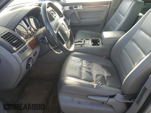 2004 Volkswagen Touareg z VIN WVGBC67L94D021426, wystawiony jako Copart lot #44059535 z przebiegiem 148 887 mil mil oraz Czysty tytuł • Clean title. Historia ofert i sprzedaży dostępna na DreamBid. Obrazek 7.