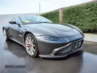 2019 Aston Martin Vantage z VIN SCFSMGAW4KGN01XXX, wystawiony jako Copart lot #59262025 z przebiegiem 9949 mil mil oraz Tytuł czysty. Historia ofert i sprzedaży dostępna na DreamBid. Obrazek 1.
