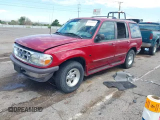 1996 Ford Explorer XLT z VIN 1FMDU32P9TZA66446, wystawiony jako IAAI lot #42643571 z przebiegiem 174 927 mil mil oraz . Historia ofert i sprzedaży dostępna na DreamBid. Obrazek 2.