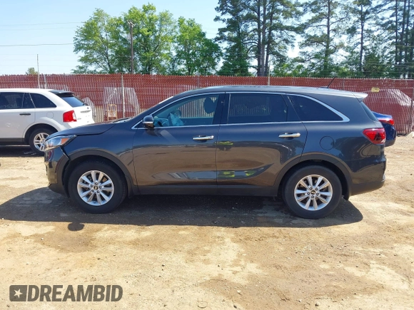 2019 Kia Sorento LX z VIN 5XYPG4A35KG529645, wystawiony jako IAAI lot #41995339 z przebiegiem 106 827 mil mil oraz . Historia ofert i sprzedaży dostępna na DreamBid. Obrazek 15.