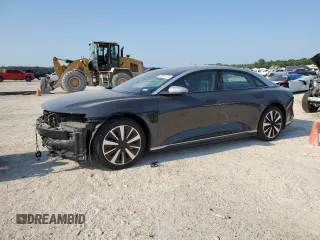 2023 Lucid Air Grand Touring z VIN 50EA1GBA6PA003159, wystawiony jako Copart lot #66084314 z przebiegiem Nie podano mil oraz Szkody całkowita. Historia ofert i sprzedaży dostępna na DreamBid. Obrazek 1.