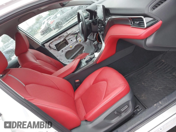 2022 Toyota Camry Hybrid XSE z VIN 4T1K31AK5NU583117, wystawiony jako IAAI lot #42204189 z przebiegiem 22 639 mil mil oraz . Historia ofert i sprzedaży dostępna na DreamBid. Obrazek 5.