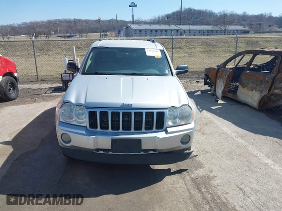 2007 Jeep Grand Cherokee Laredo z VIN 1J8GR48K67C543257, wystawiony jako IAAI lot #41733644 z przebiegiem 201 936 mil mil oraz . Historia ofert i sprzedaży dostępna na DreamBid. Obrazek 12.