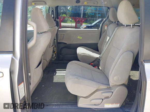 2017 Toyota Sienna LE Auto Access Seat z VIN 5TDKZ3DC9HS791965, wystawiony jako IAAI lot #42624689 z przebiegiem 88 383 mil mil oraz . Historia ofert i sprzedaży dostępna na DreamBid. Obrazek 8.
