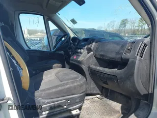 2014 Ram ProMaster Cargo z VIN 3C6TRVAG2EE101011, wystawiony jako IAAI lot #42068141 z przebiegiem Nie podano mil oraz . Historia ofert i sprzedaży dostępna na DreamBid. Obrazek 5.