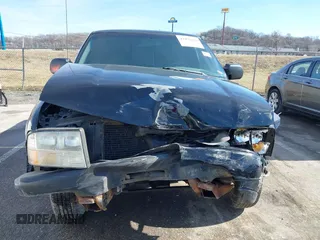 1998 GMC Sonoma with VIN 1GTCS1448WK502617, listed as a IAAI auction lot 41476320 with 220,435 mi miles. Bid and sale history available at carsss.com. Image 12.
