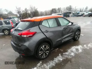 2019 Nissan Kicks SV z VIN 3N1CP5CU3KL543159, wystawiony jako IAAI lot #41485737 z przebiegiem 93 656 mil mil oraz . Historia ofert i sprzedaży dostępna na DreamBid. Obrazek 4.