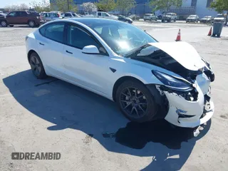 2021 Tesla Model 3 Standard Range Plus z VIN 5YJ3E1EA6MF009427, wystawiony jako IAAI lot #41883136 z przebiegiem 27 408 mil mil oraz . Historia ofert i sprzedaży dostępna na DreamBid. Obrazek 1.