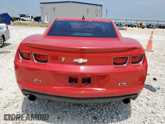 2013 Chevrolet Camaro LS z VIN 2G1FA1E38D9194605, wystawiony jako Copart lot #59820455 z przebiegiem Nie podano mil oraz Czysty tytuł • Clean title. Historia ofert i sprzedaży dostępna na DreamBid. Obrazek 6.