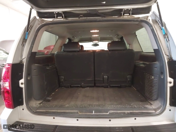 2010 Chevrolet Suburban LT with VIN 1GNUKJE37AR236296, listed as a IAAI auction lot 41654842 with 259,914 mi miles. Bid and sale history available at carsss.com. Image 17.