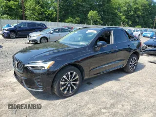 2023 Volvo XC60 Plus Dark Theme z VIN YV4L12RW0P1384747, wystawiony jako Copart lot #65548445 z przebiegiem 20 733 mil mil oraz Szkoda całkowita • Salvage title. Historia ofert i sprzedaży dostępna na DreamBid. Obrazek 1.