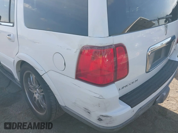 2004 Lincoln Navigator Luxury with VIN 5LMFU27R04LJ43817, listed as a IAAI auction lot 40891013 with 166,620 mi miles. Bid and sale history available at carsss.com. Image 6.
