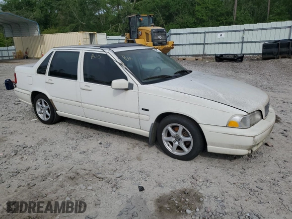 1998 Volvo S70 z VIN YV1LS5640W2431881, wystawiony jako Copart lot #53925195 z przebiegiem Nie podano mil oraz Czysty tytuł • Clean title. Historia ofert i sprzedaży dostępna na DreamBid. Obrazek 4.