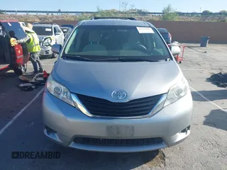 2011 Toyota Sienna LE AAS z VIN 5TDKK3DC8BS163200, wystawiony jako IAAI lot #42523991 z przebiegiem 260 470 mil mil oraz . Historia ofert i sprzedaży dostępna na DreamBid. Obrazek 12.